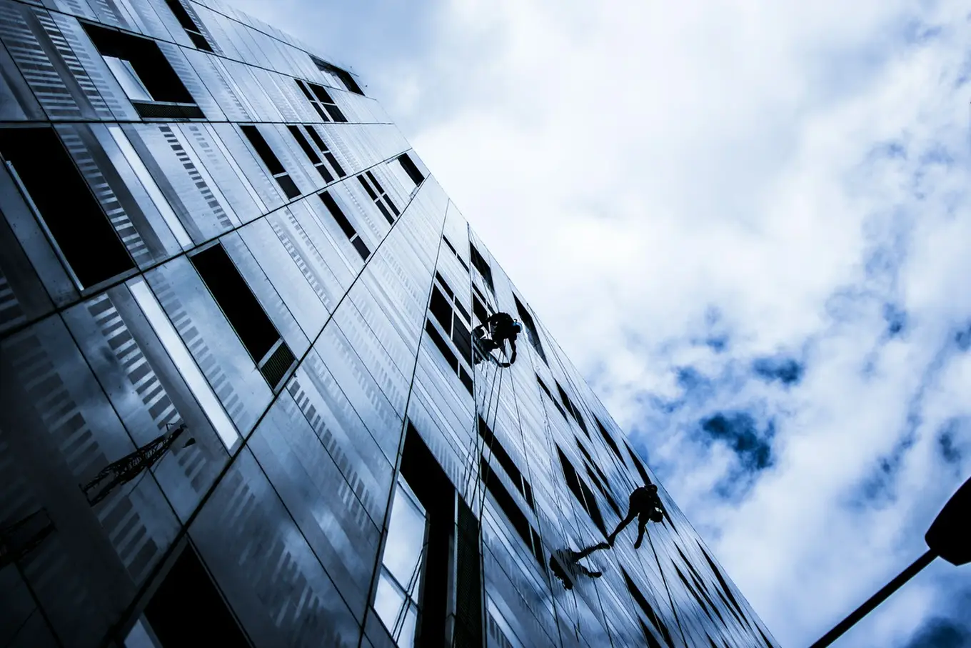 mycie elewacji na wysokości